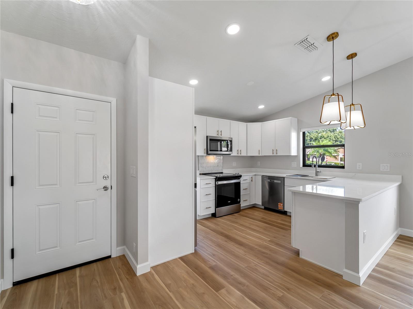 Image 3 of 48 For 1711 Curry Avenue 82