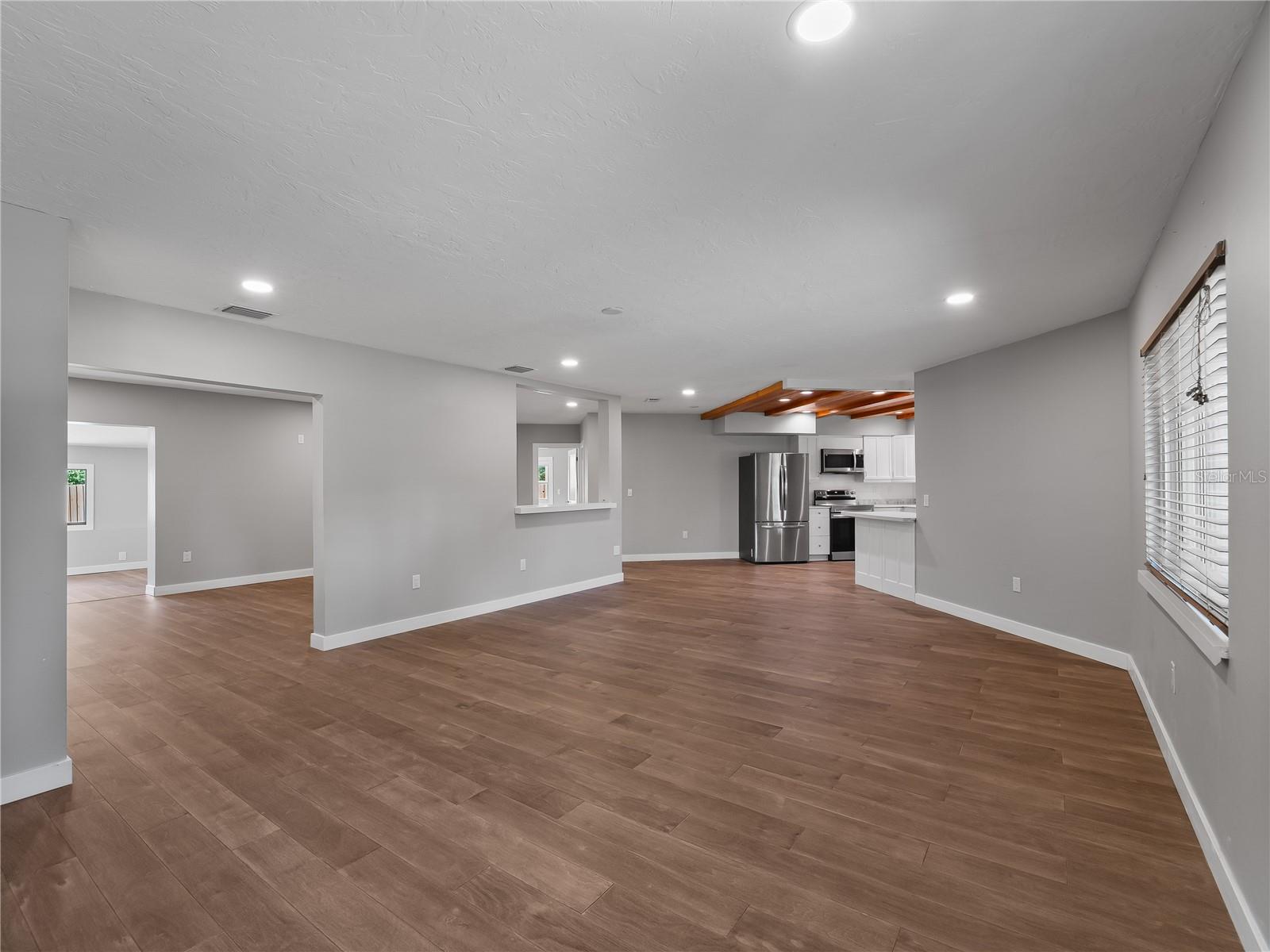 Image 11 of 51 For 32 Bay Avenue