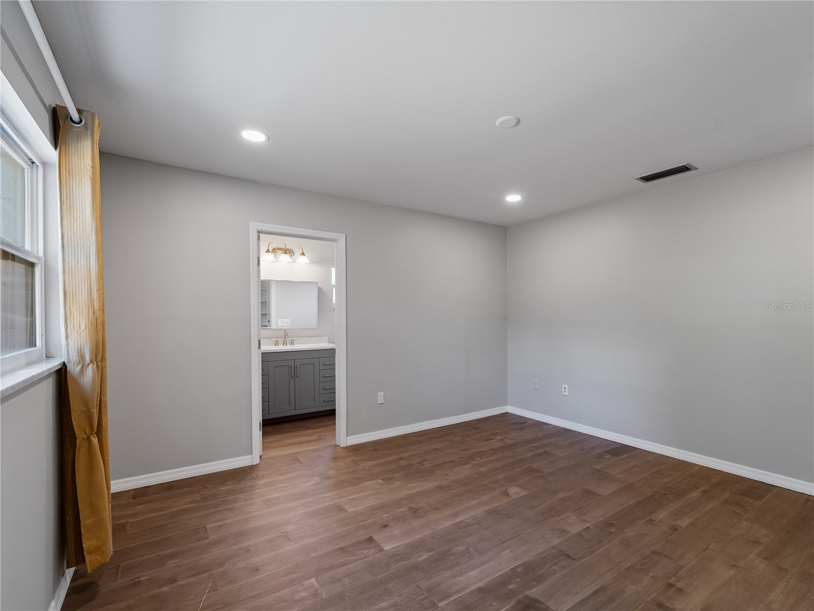 Image 18 of 51 For 32 Bay Avenue