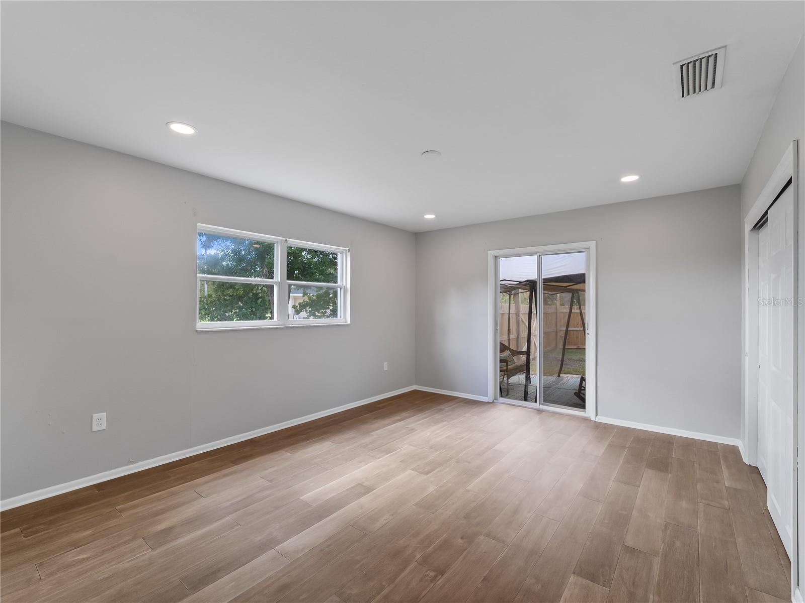 Image 21 of 51 For 32 Bay Avenue