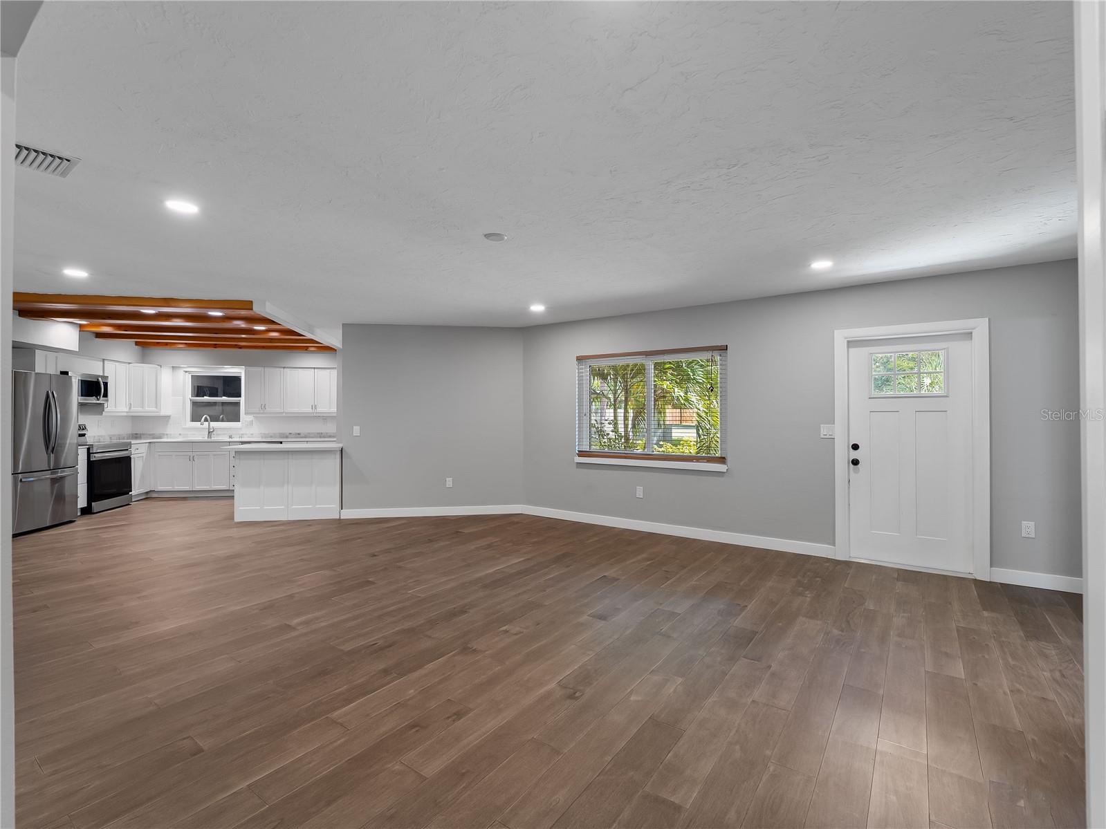 Image 4 of 51 For 32 Bay Avenue