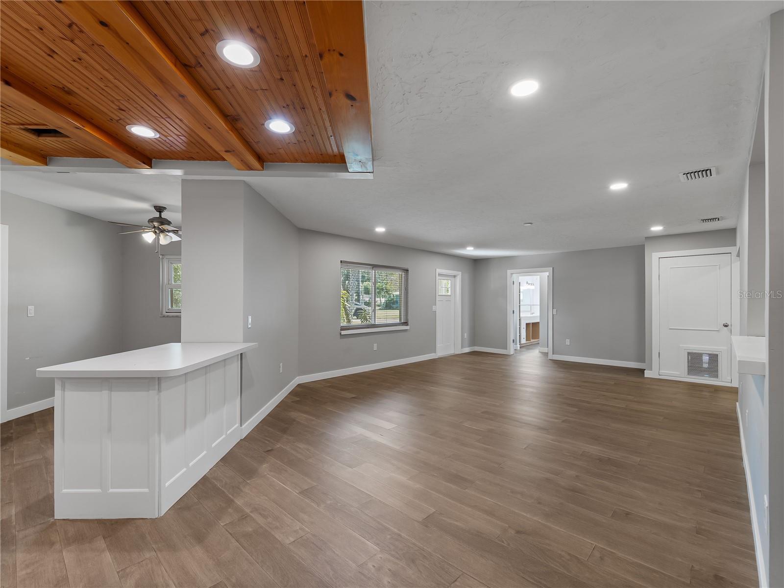 Image 5 of 51 For 32 Bay Avenue