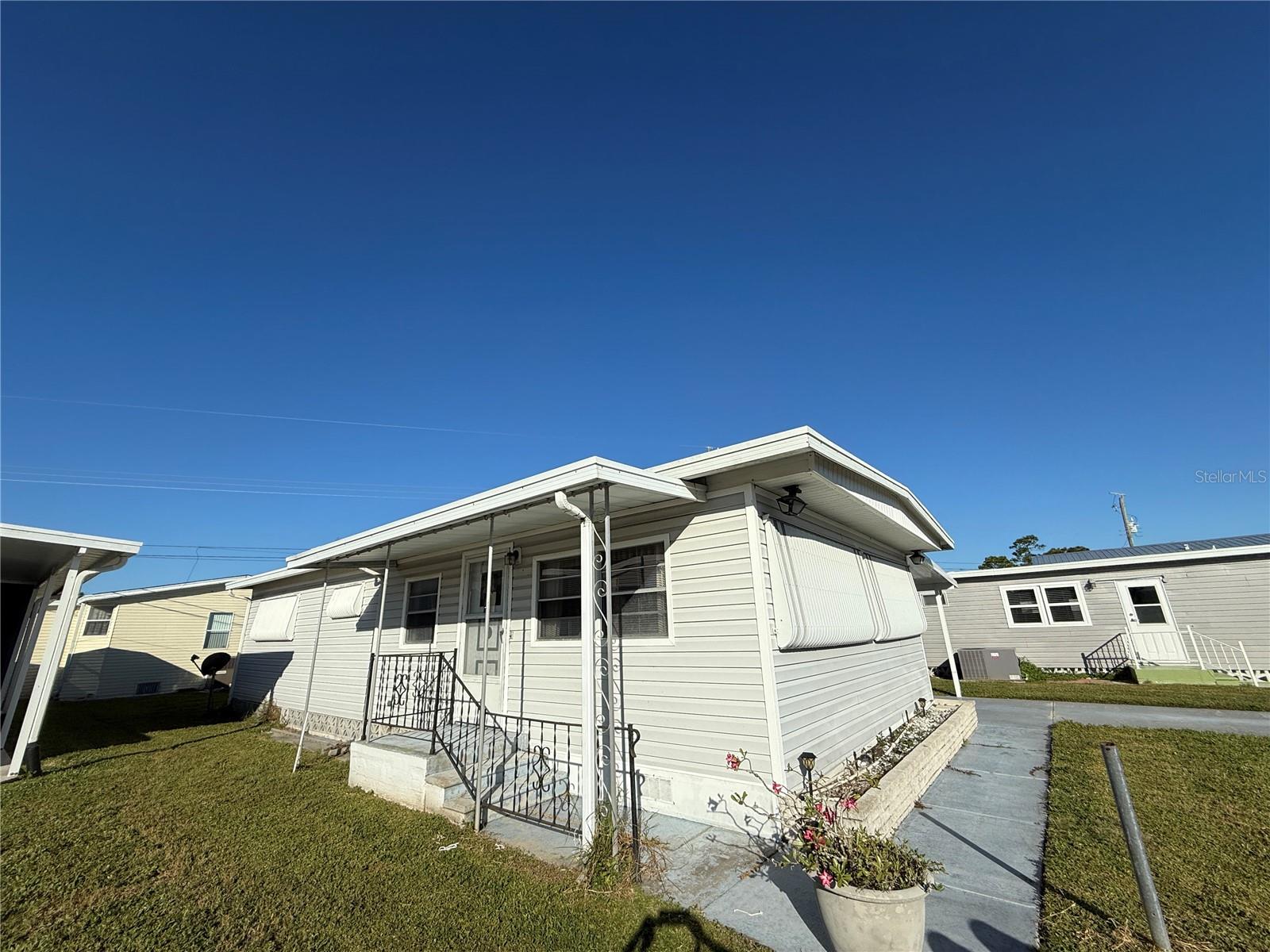 Image 3 of 36 For 216 Outer Drive E