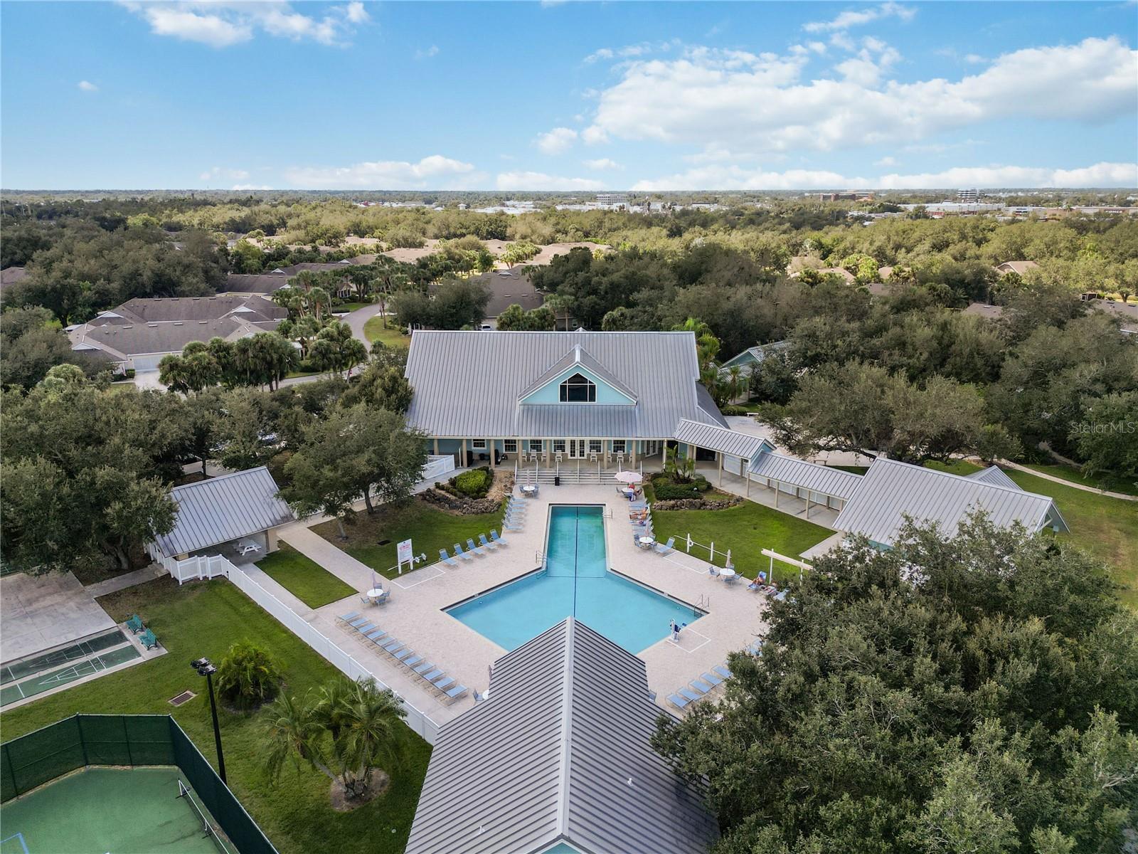 Image 31 of 35 For 19385 Water Oak Drive 302