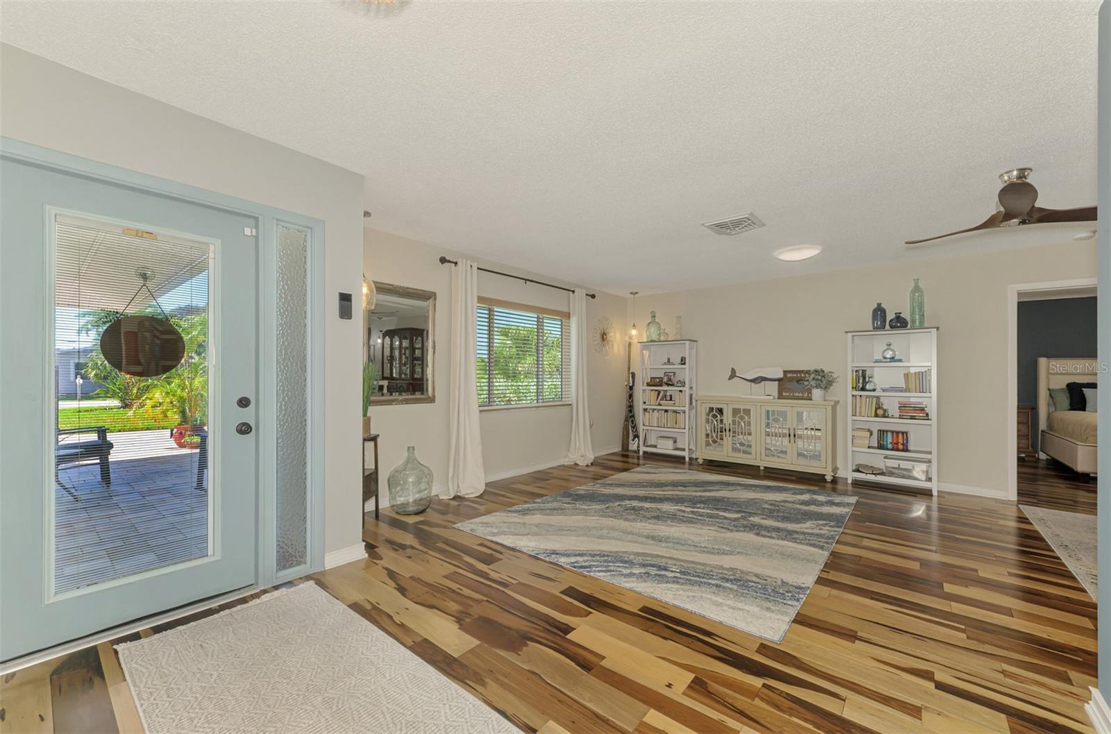 Image 10 of 100 For 829 Harbor Drive S