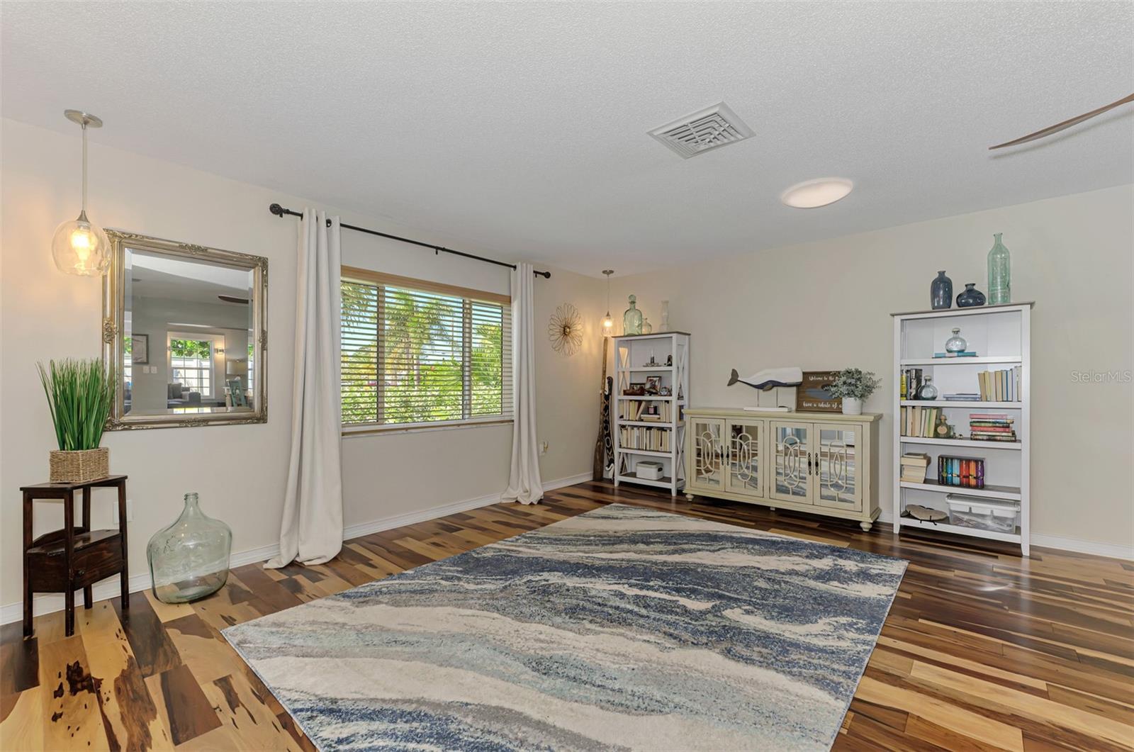 Image 11 of 100 For 829 Harbor Drive S