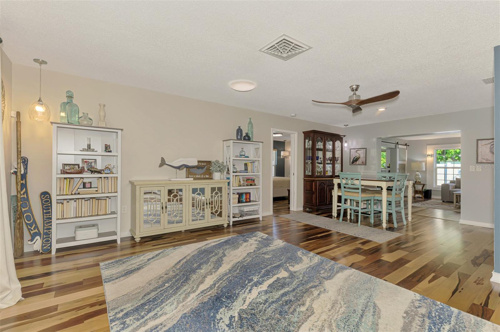 Image 13 of 100 For 829 Harbor Drive S