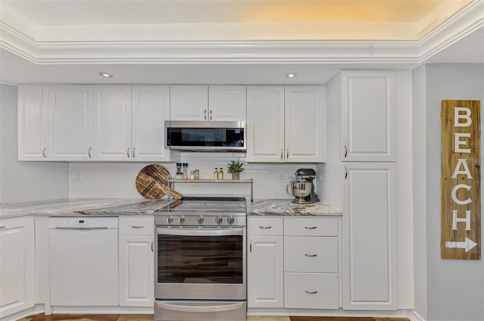 Image 27 of 100 For 829 Harbor Drive S