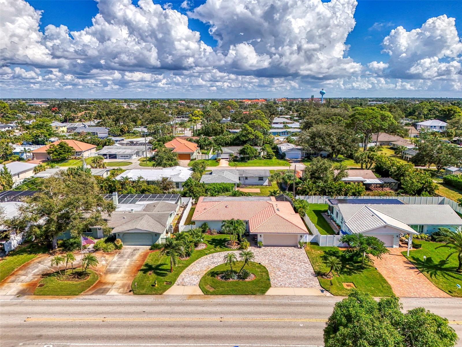 Image 3 of 100 For 829 Harbor Drive S