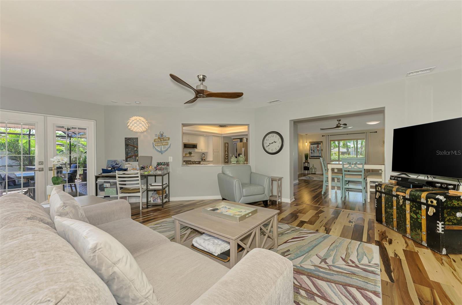 Image 33 of 100 For 829 Harbor Drive S