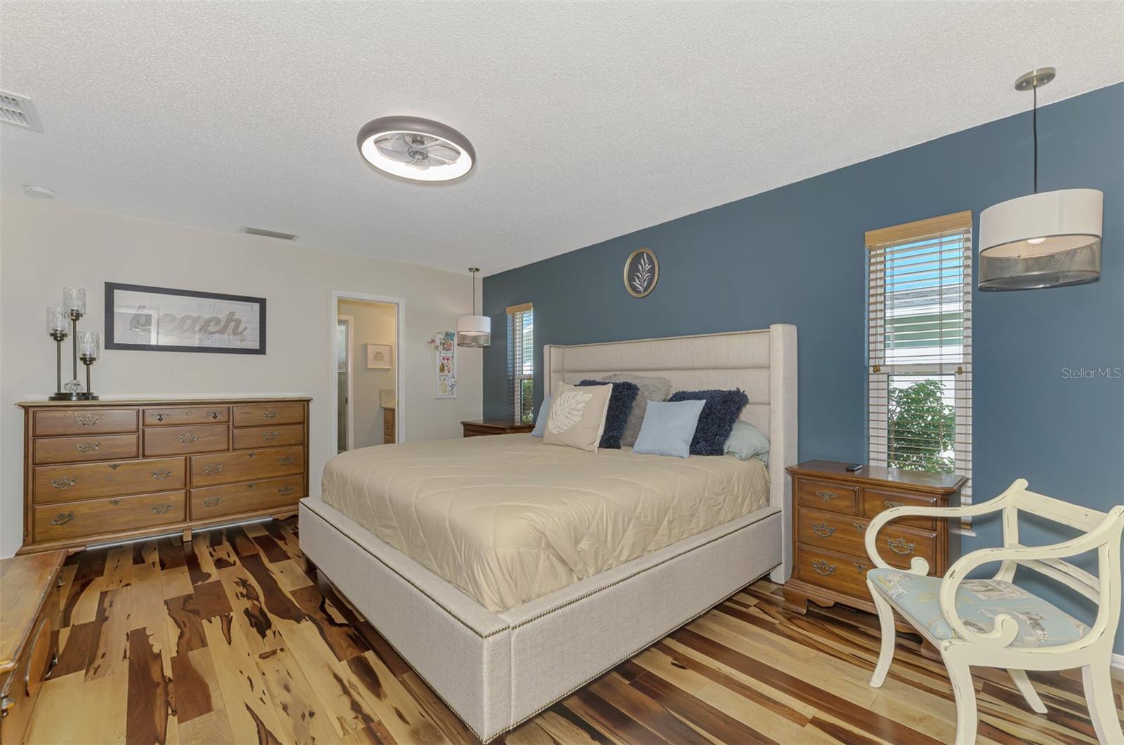 Image 38 of 100 For 829 Harbor Drive S