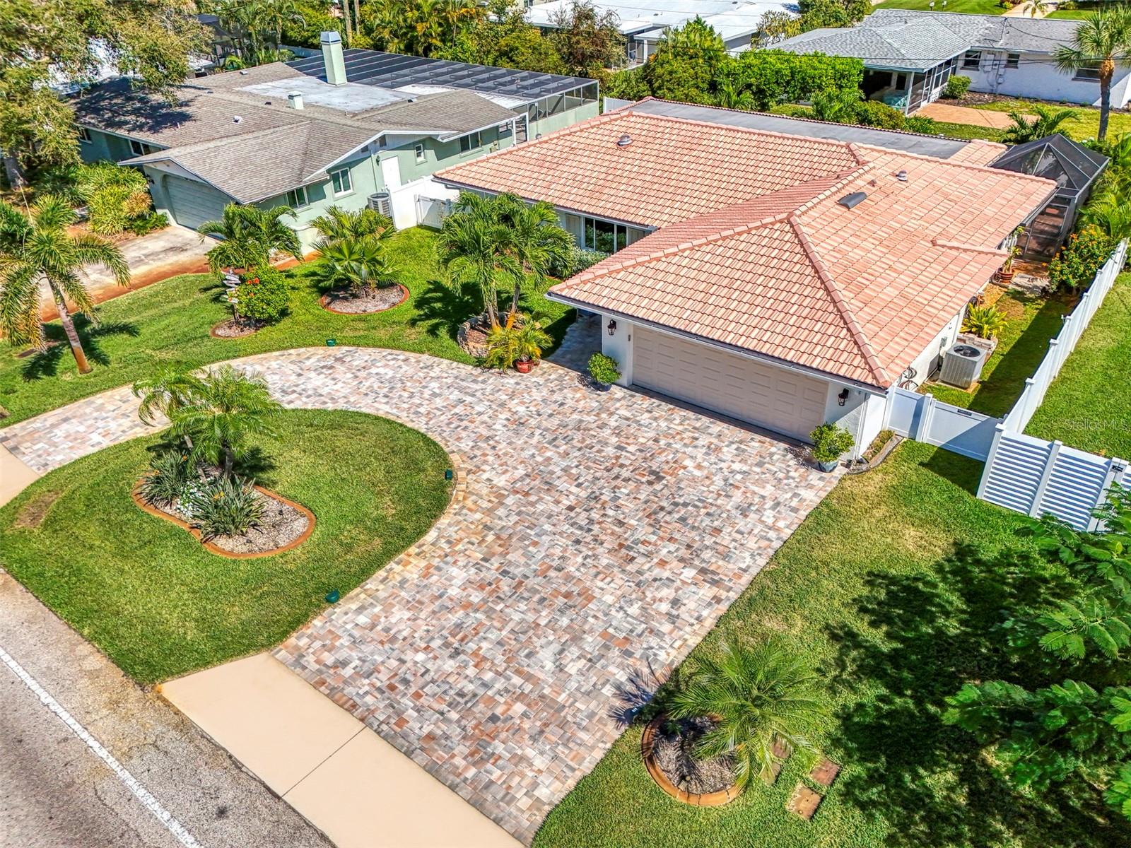 Image 4 of 100 For 829 Harbor Drive S