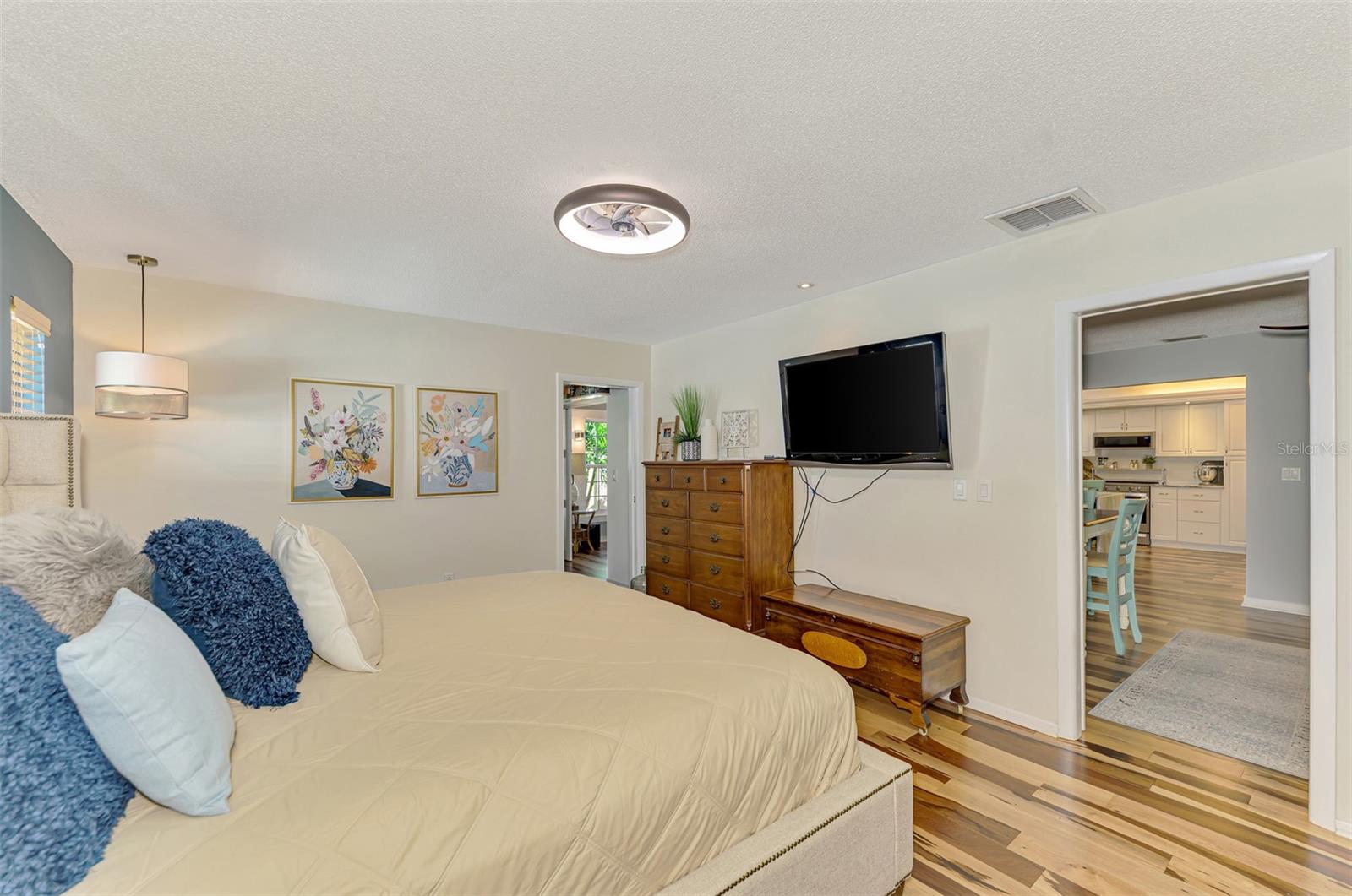 Image 40 of 100 For 829 Harbor Drive S