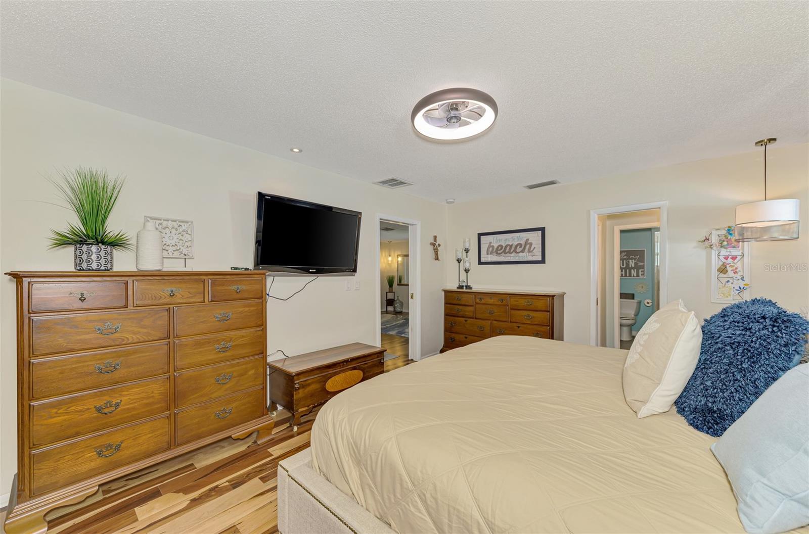 Image 41 of 100 For 829 Harbor Drive S