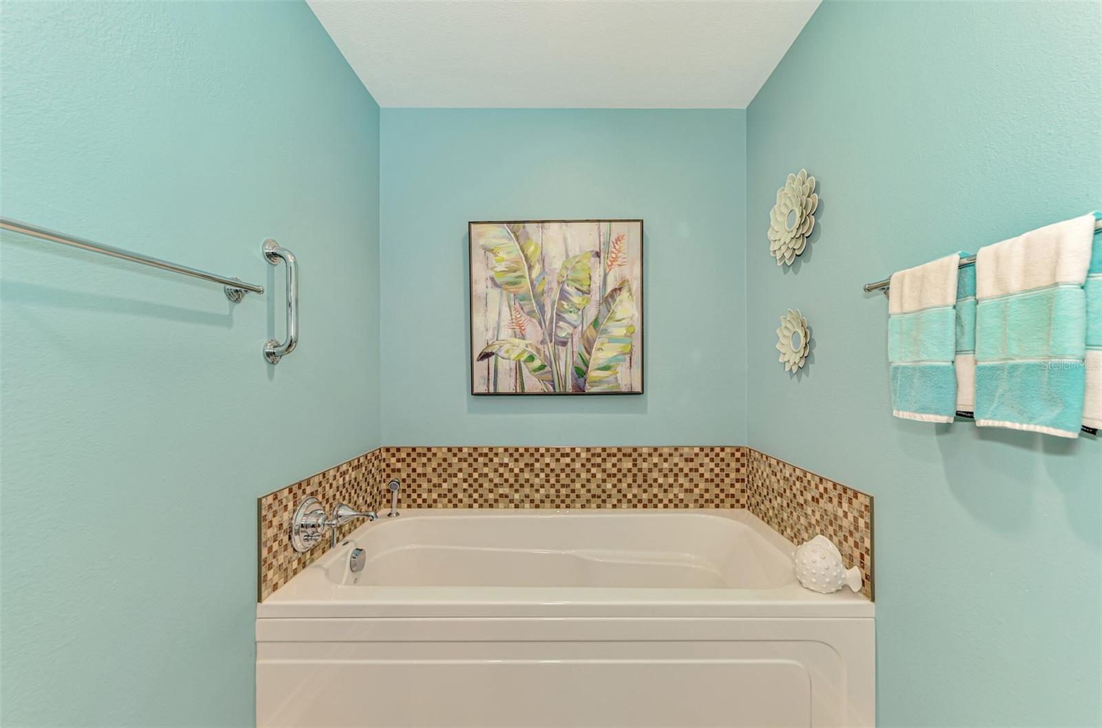 Image 44 of 100 For 829 Harbor Drive S