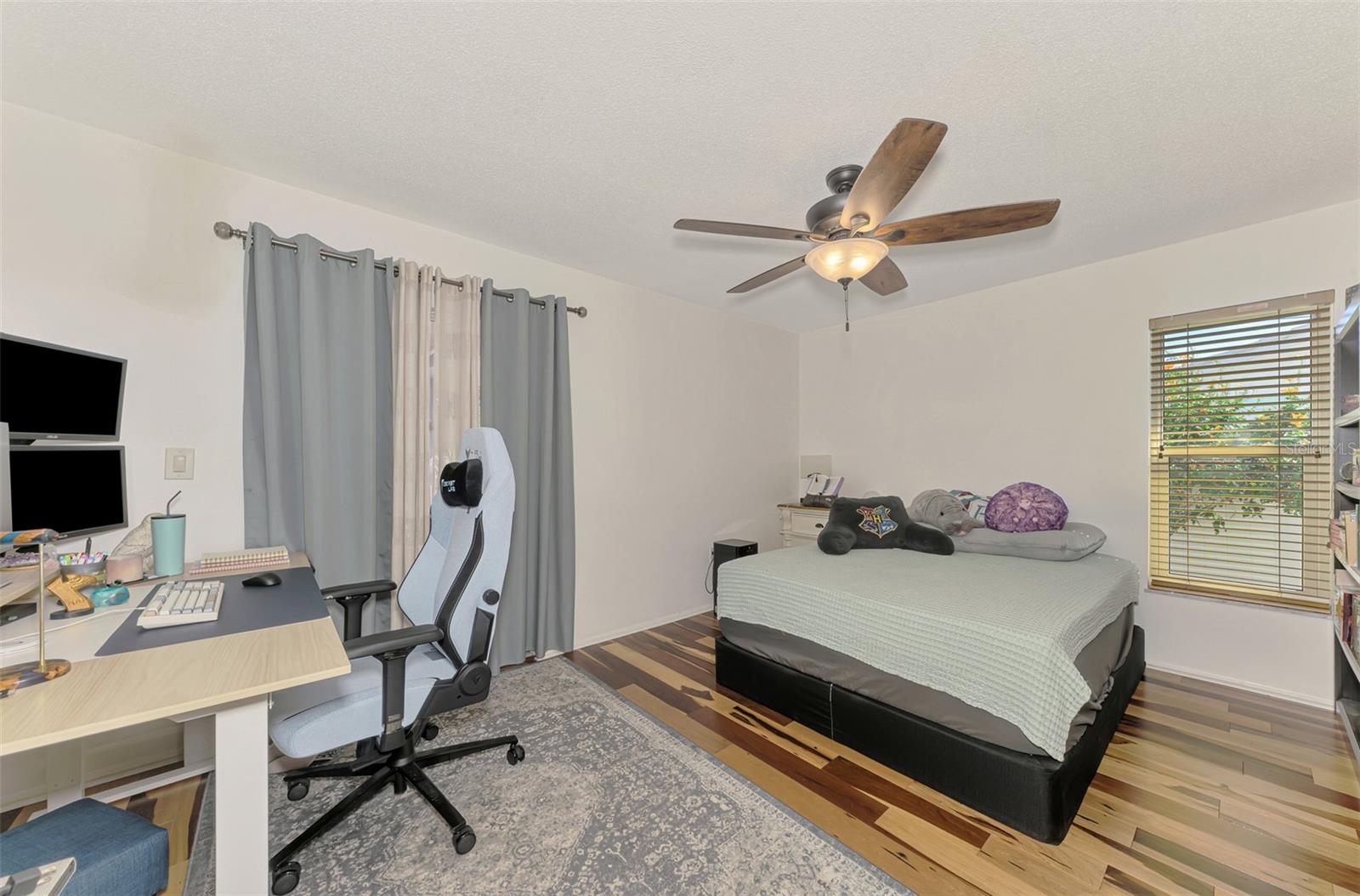 Image 49 of 100 For 829 Harbor Drive S