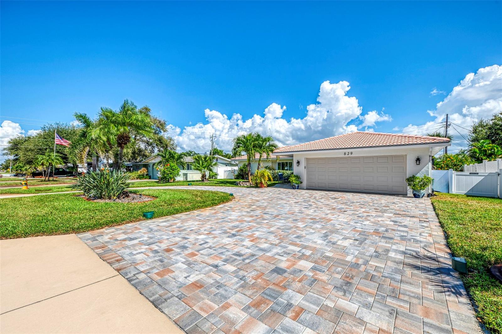 Image 5 of 100 For 829 Harbor Drive S