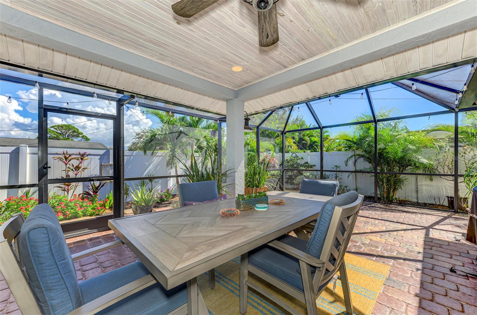 Image 56 of 100 For 829 Harbor Drive S