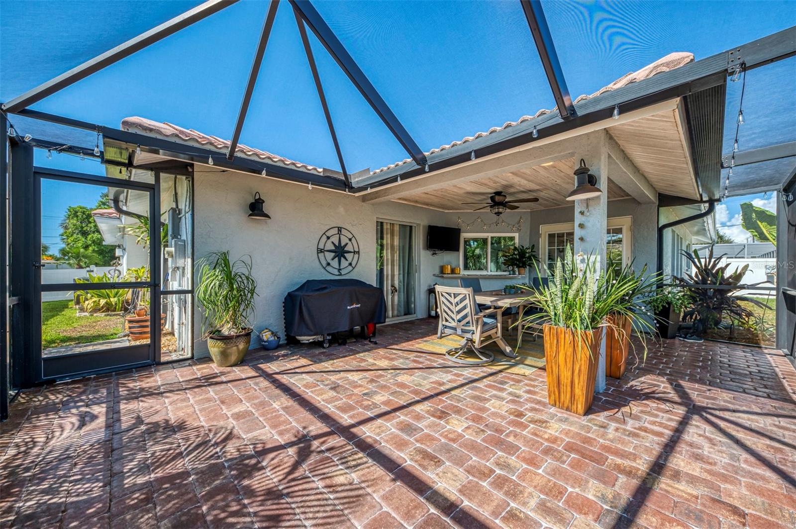 Image 57 of 100 For 829 Harbor Drive S