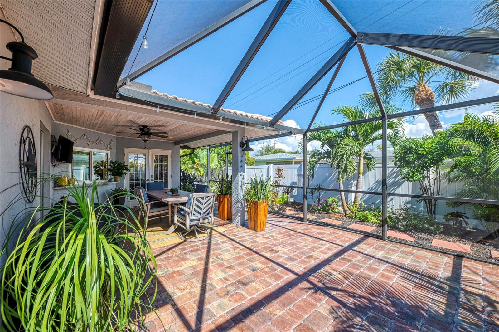 Image 58 of 100 For 829 Harbor Drive S