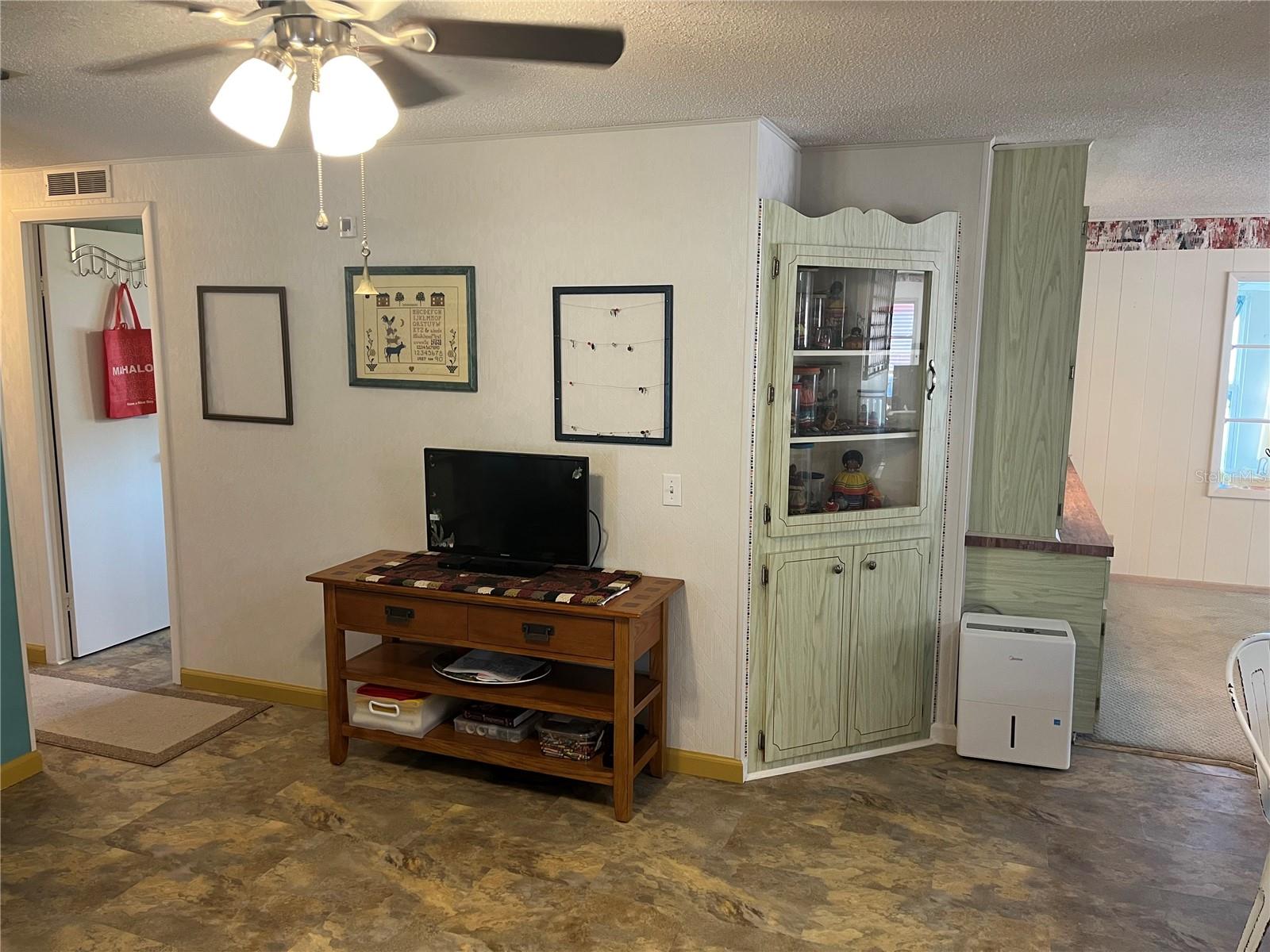 Image 17 of 47 For 878 Jolanda Circle