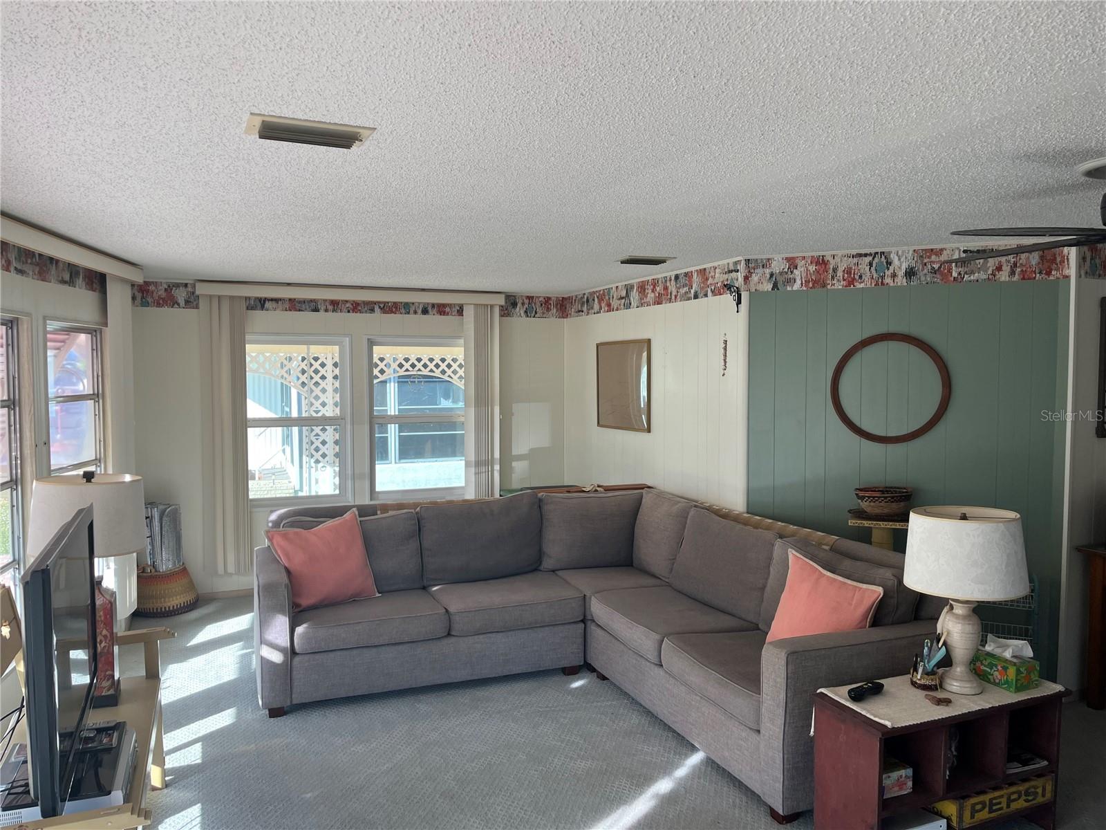 Image 24 of 47 For 878 Jolanda Circle