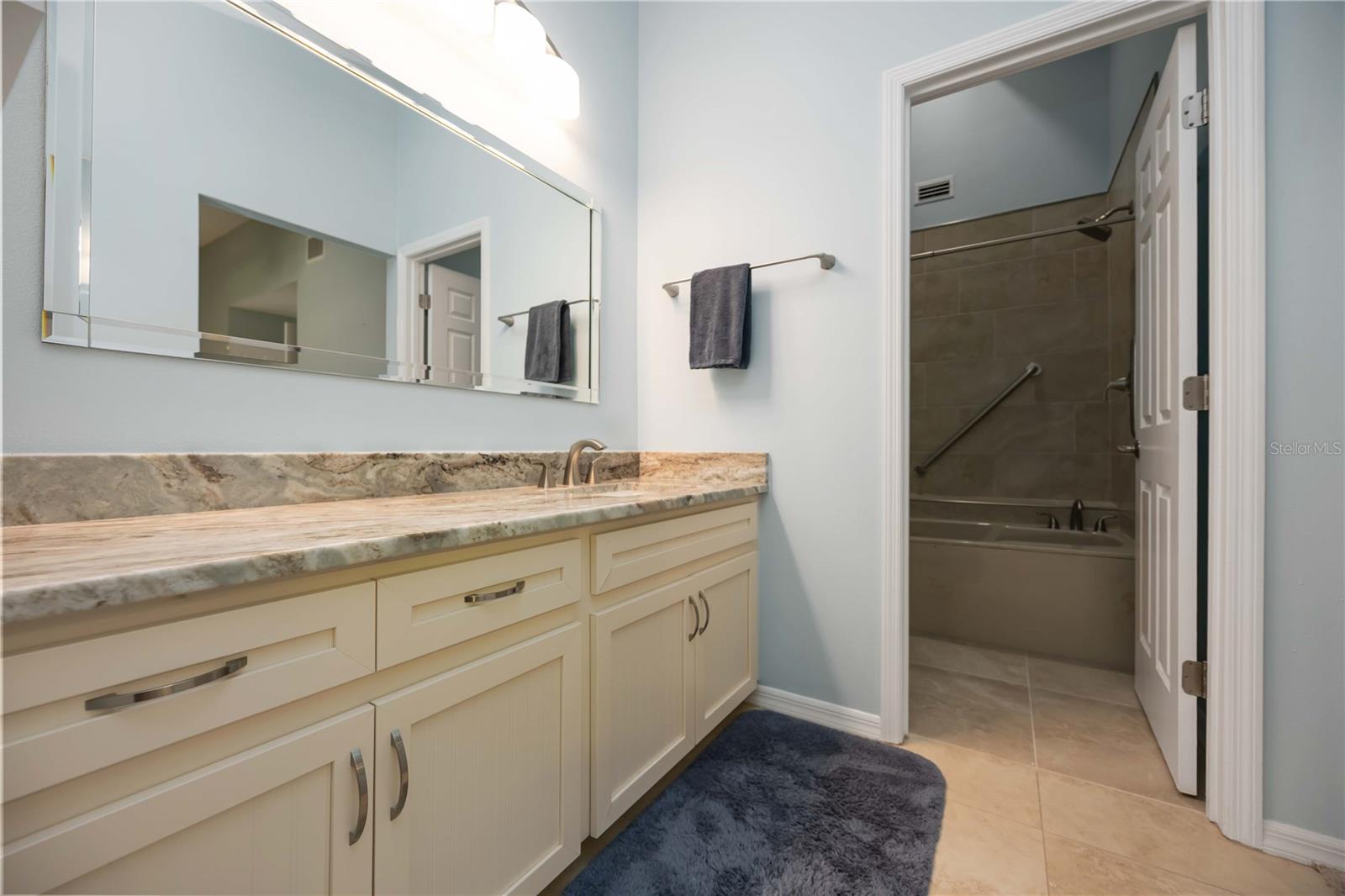 Image 19 of 81 For 214 Southampton Drive 327