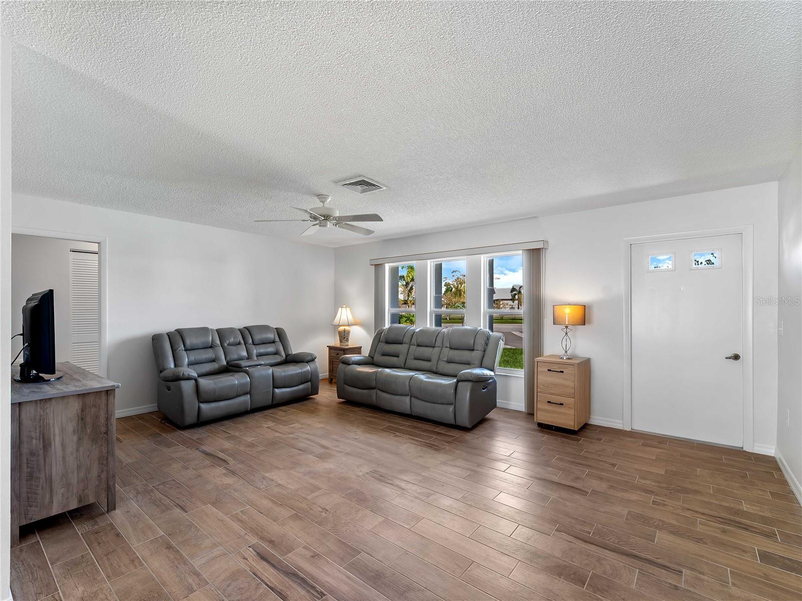 Image 6 of 37 For 52 Circlewood Drive A1-2