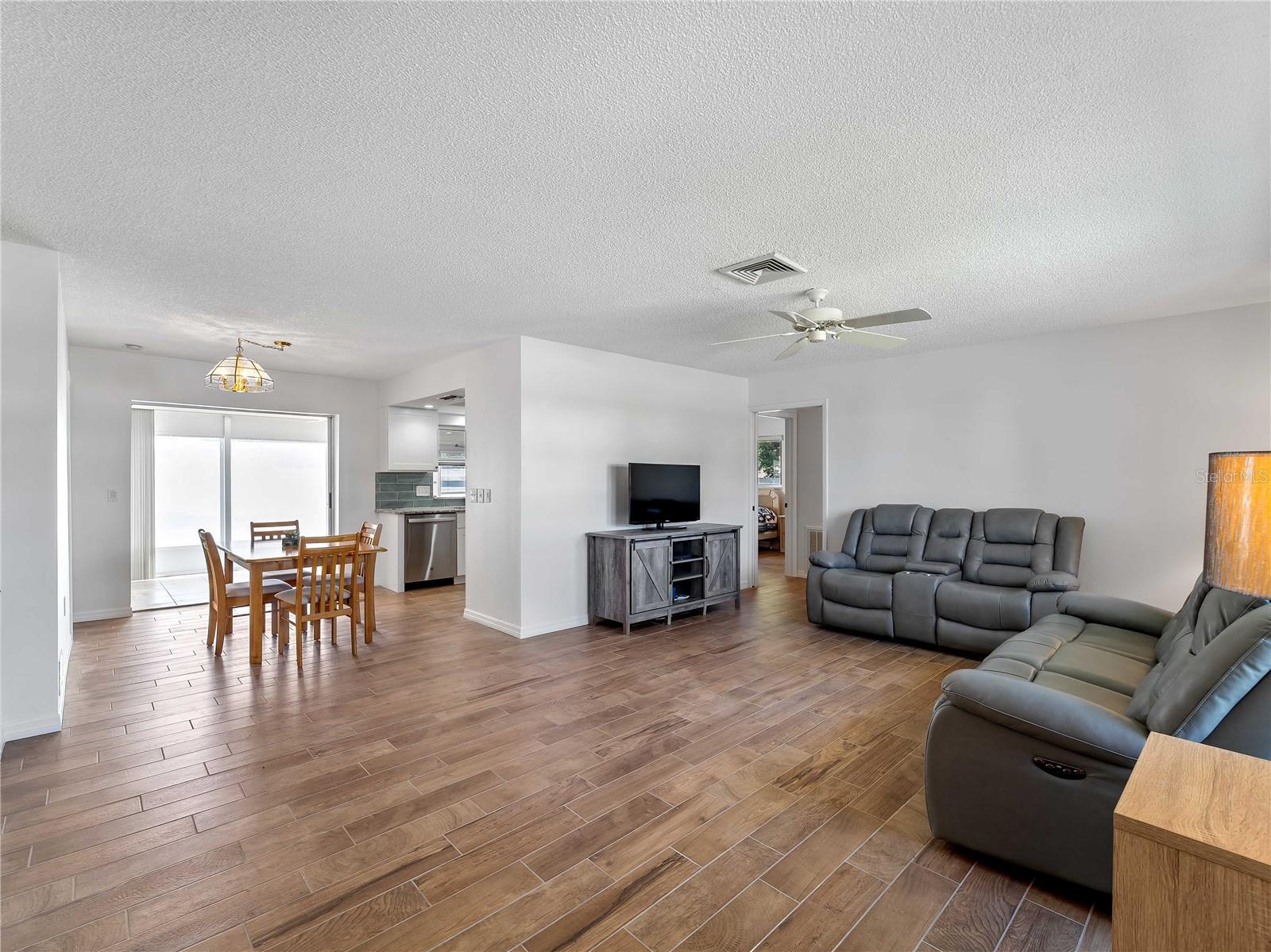 Image 7 of 37 For 52 Circlewood Drive A1-2