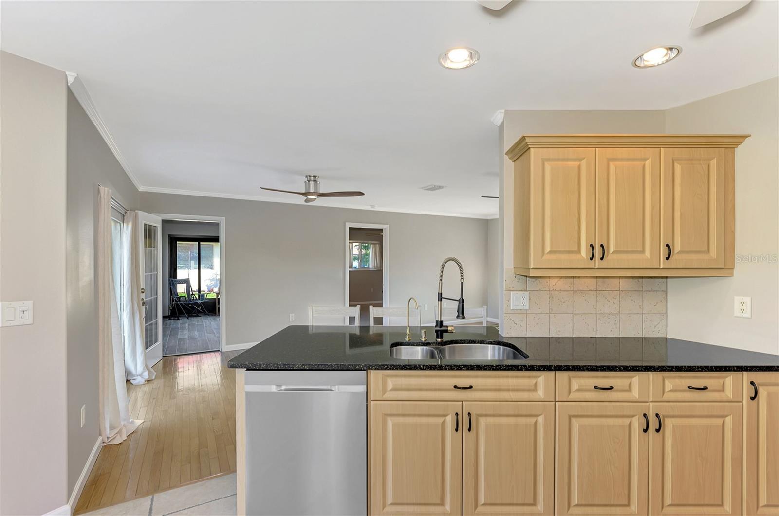 Image 18 of 47 For 218 Laurel Hollow Drive 10