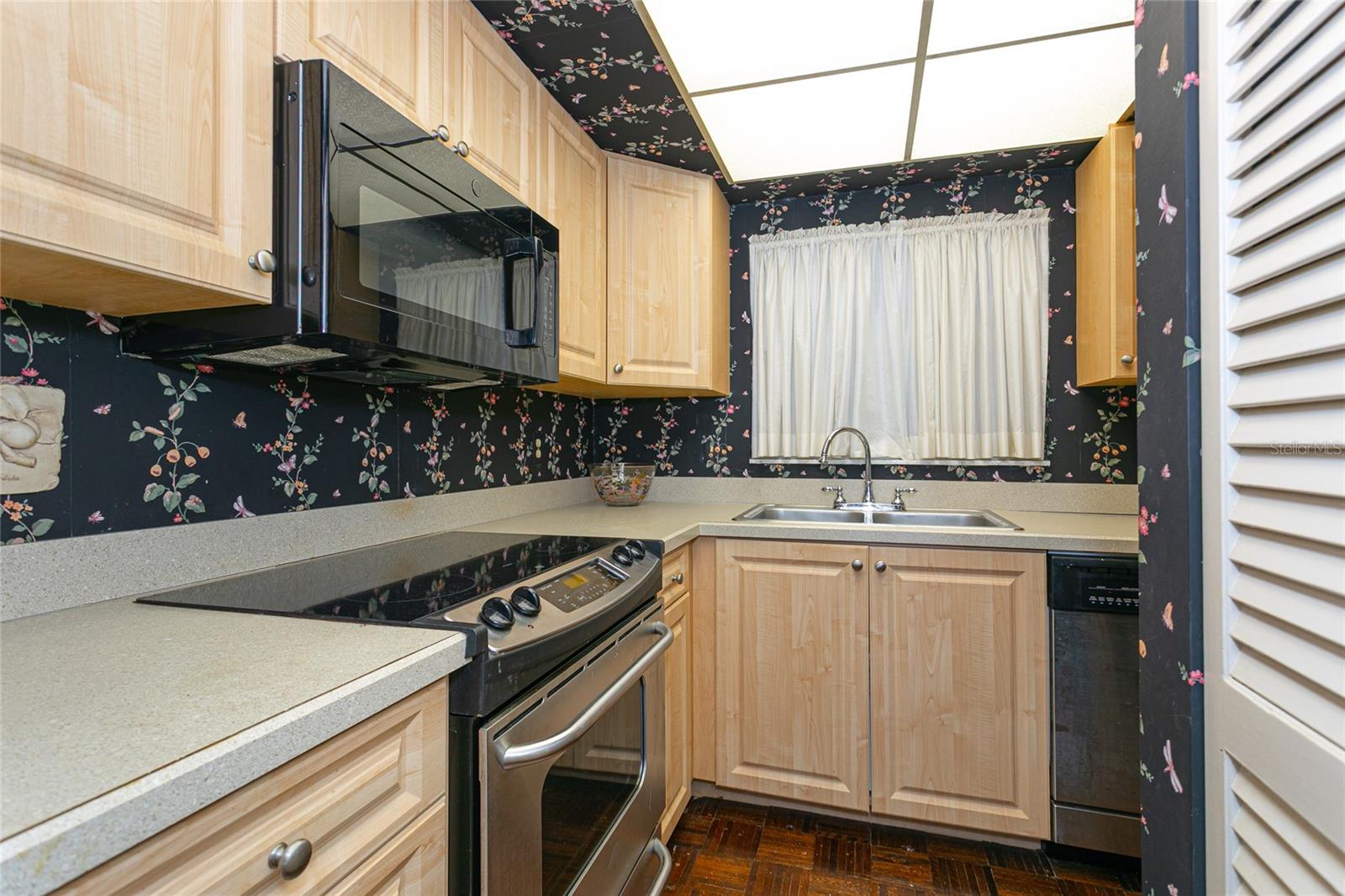 Image 21 of 39 For 633 Alhambra Road 605