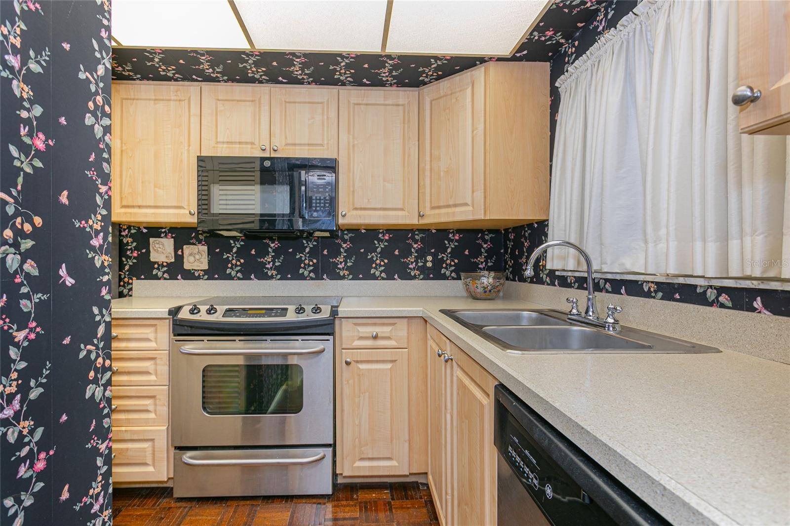 Image 23 of 39 For 633 Alhambra Road 605