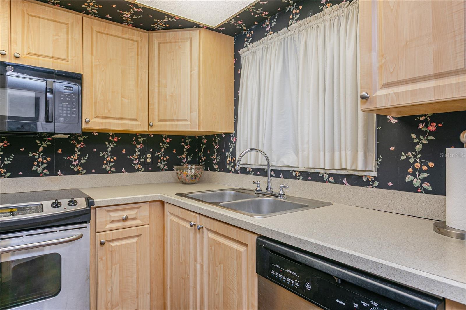 Image 24 of 39 For 633 Alhambra Road 605