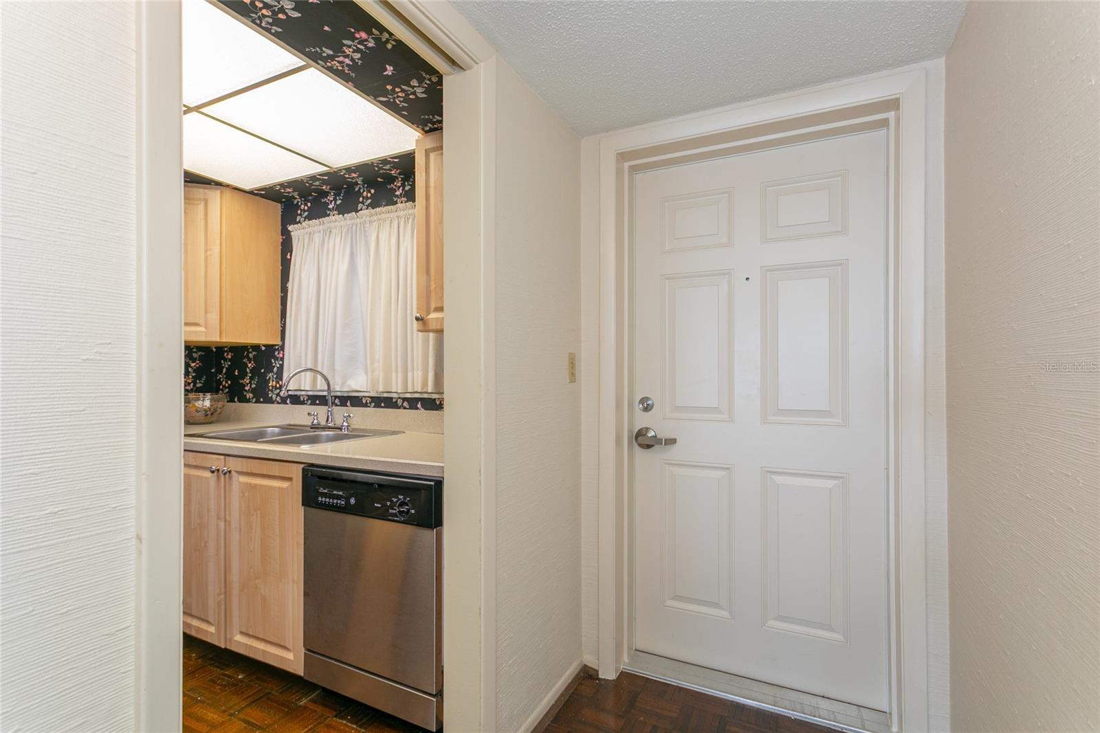 Image 25 of 39 For 633 Alhambra Road 605