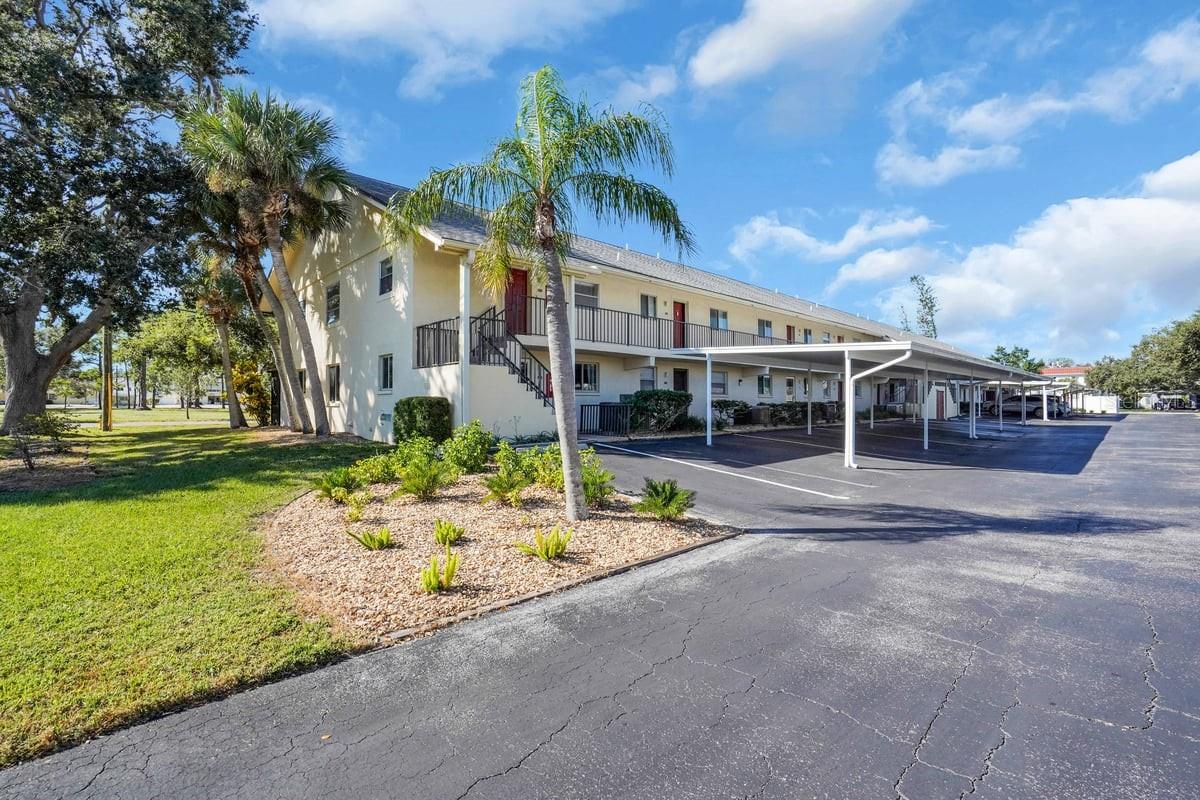 Image 18 of 26 For 501 Parkdale Mews 501