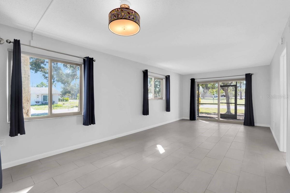 Image 5 of 26 For 501 Parkdale Mews 501