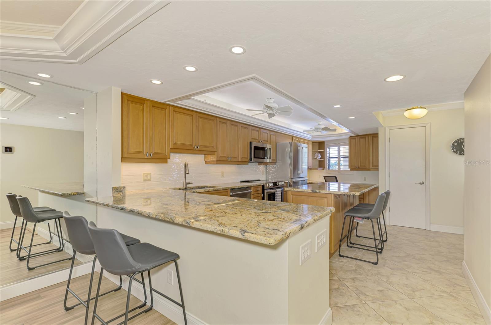 Image 16 of 74 For 5790 Midnight Pass Road 209