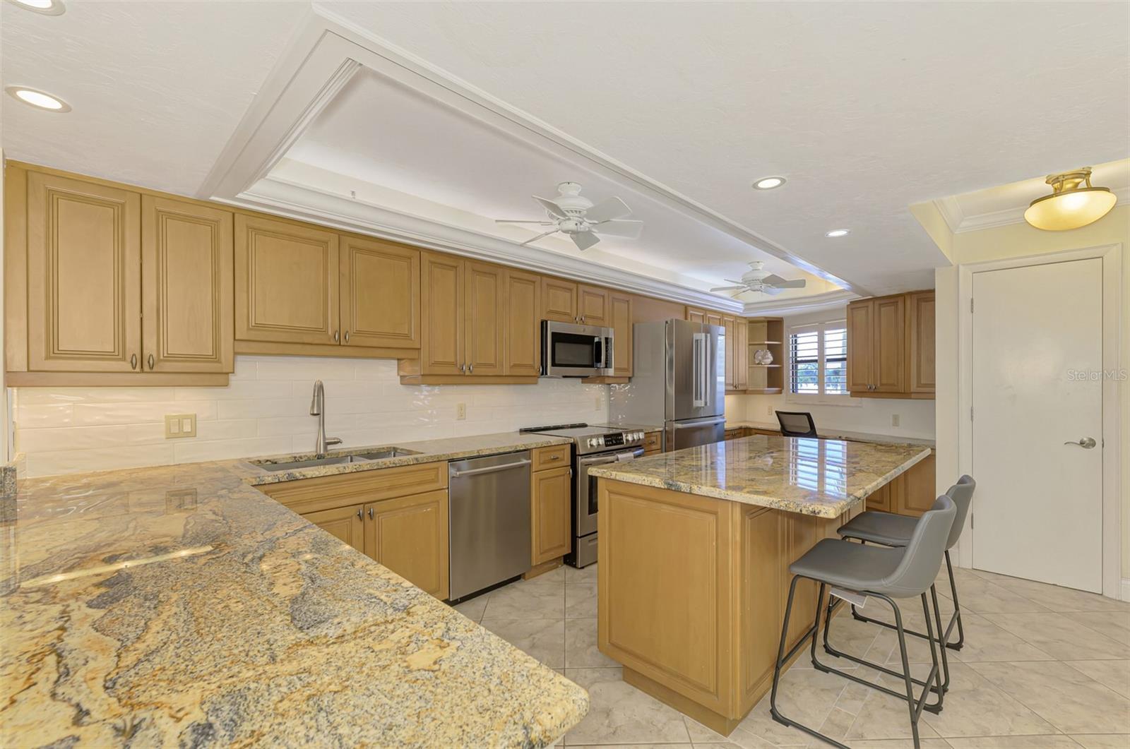 Image 20 of 74 For 5790 Midnight Pass Road 209