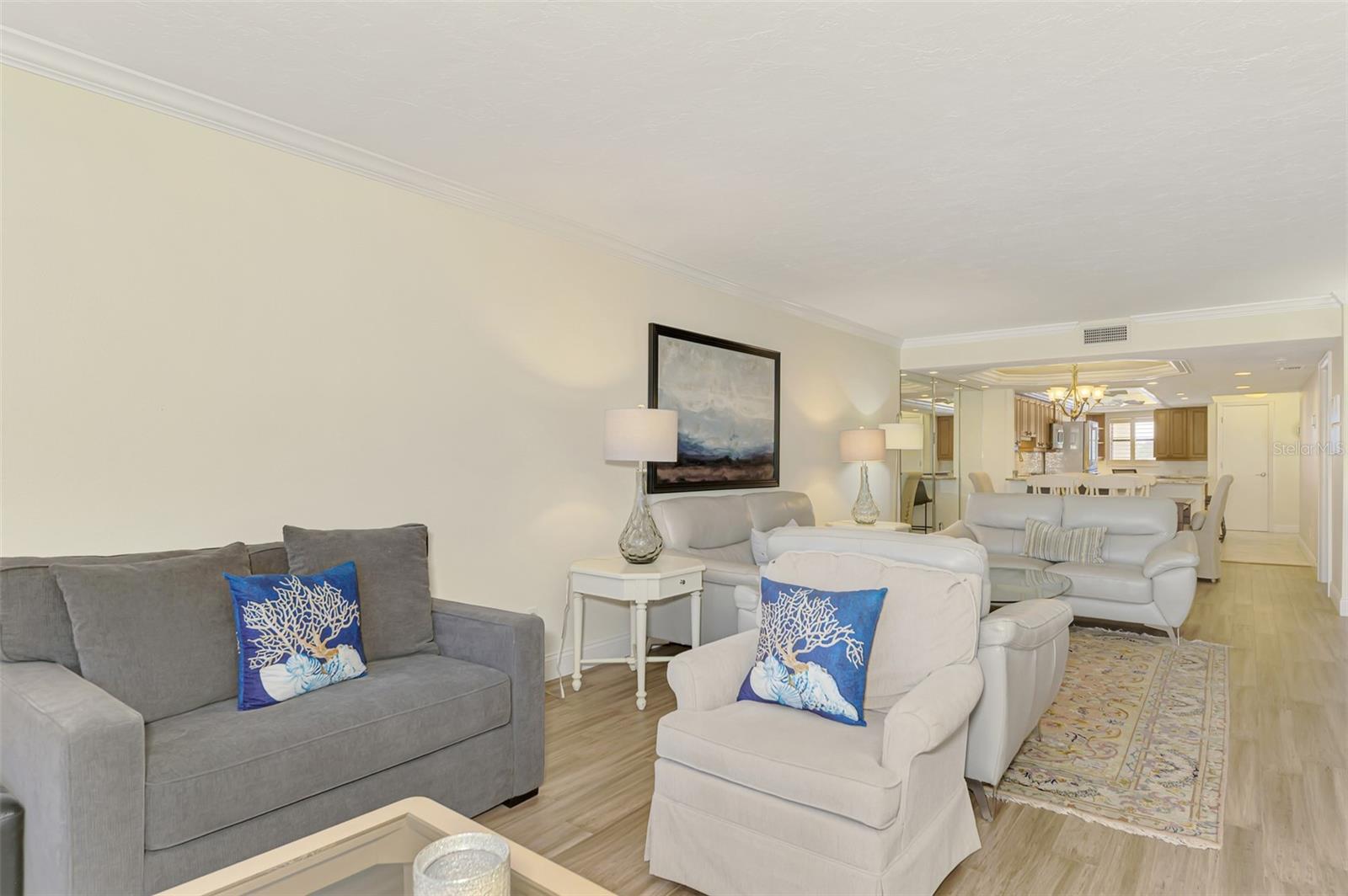 Image 33 of 74 For 5790 Midnight Pass Road 209