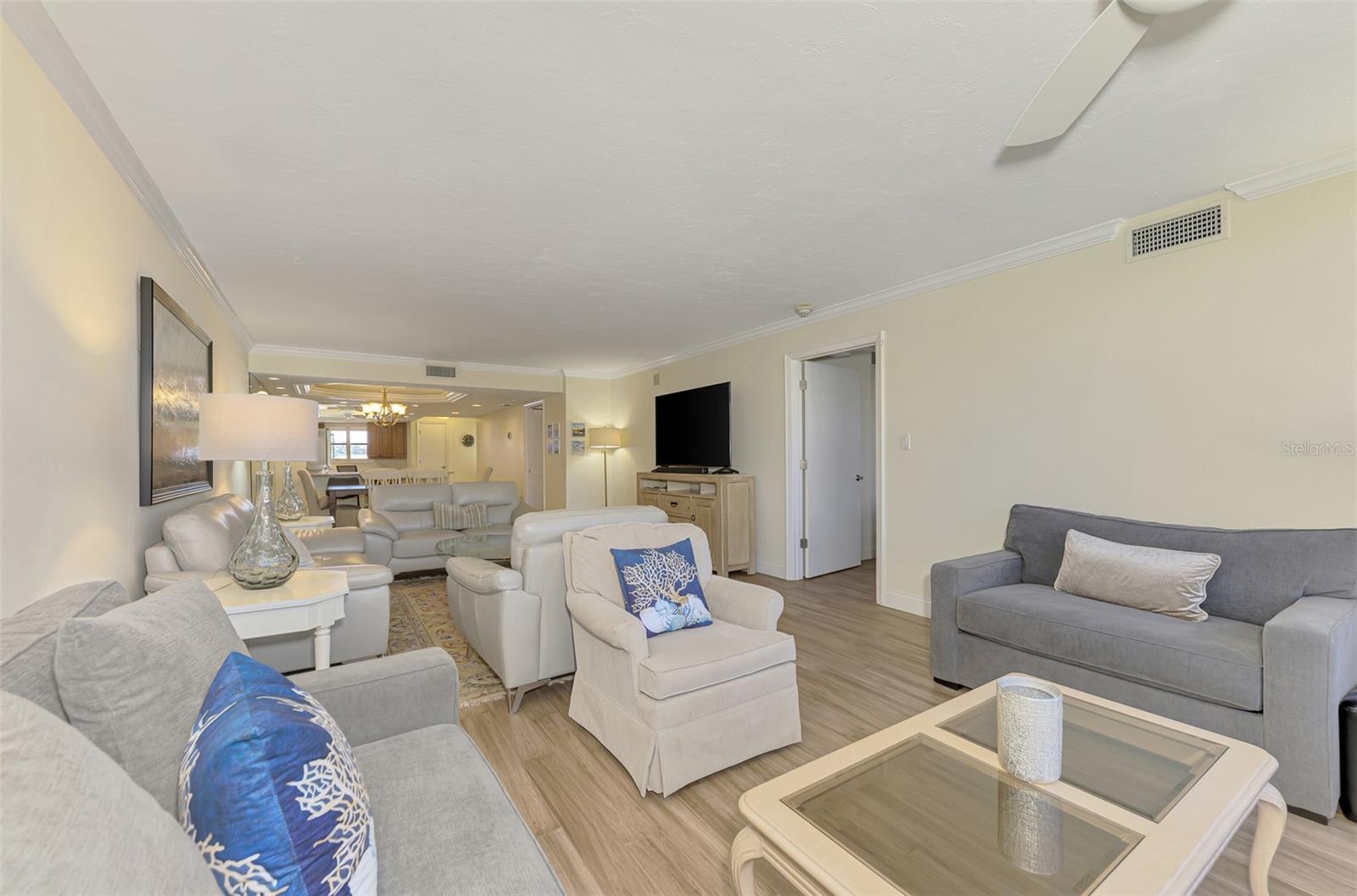 Image 36 of 74 For 5790 Midnight Pass Road 209