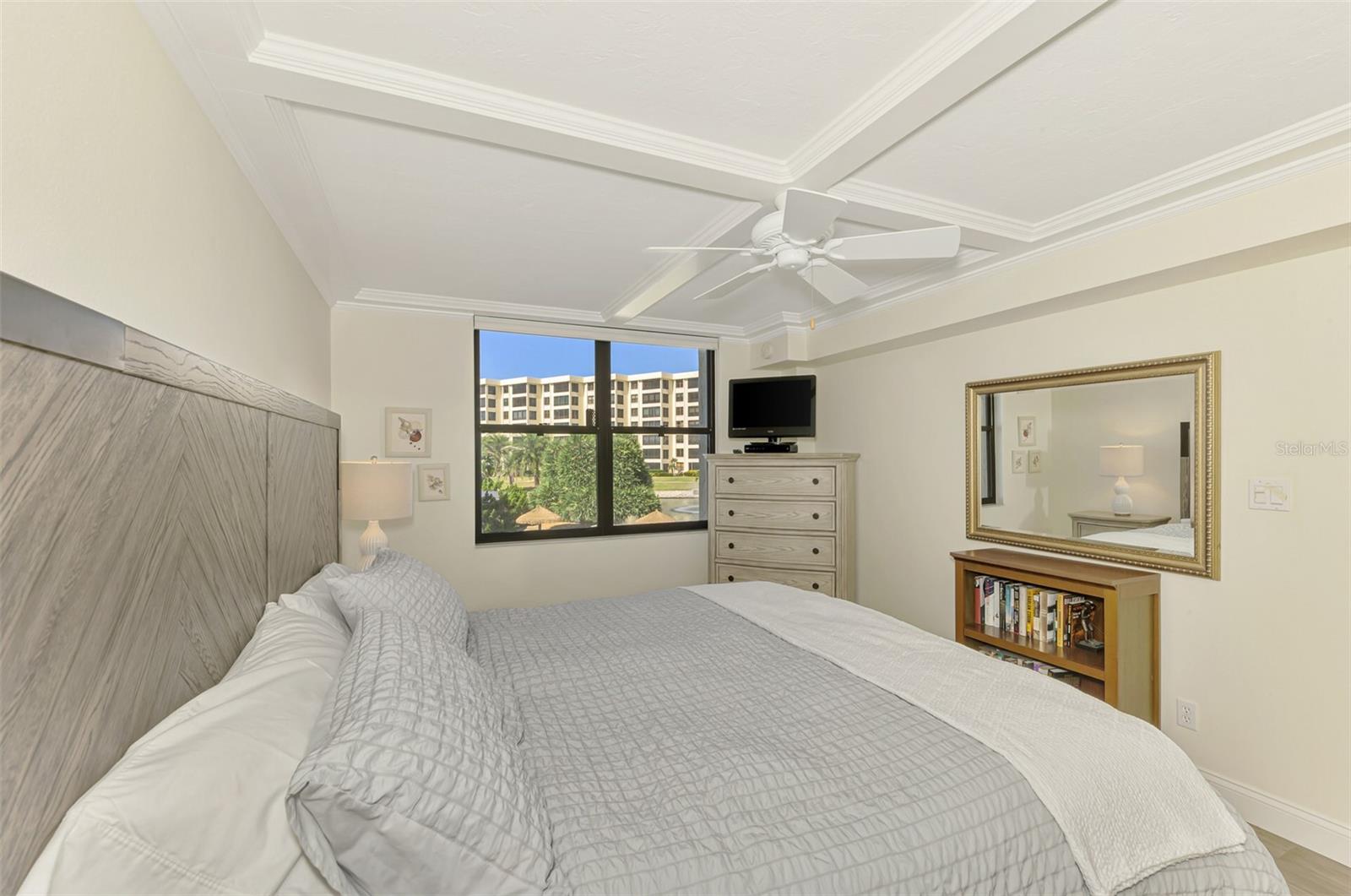 Image 39 of 74 For 5790 Midnight Pass Road 209