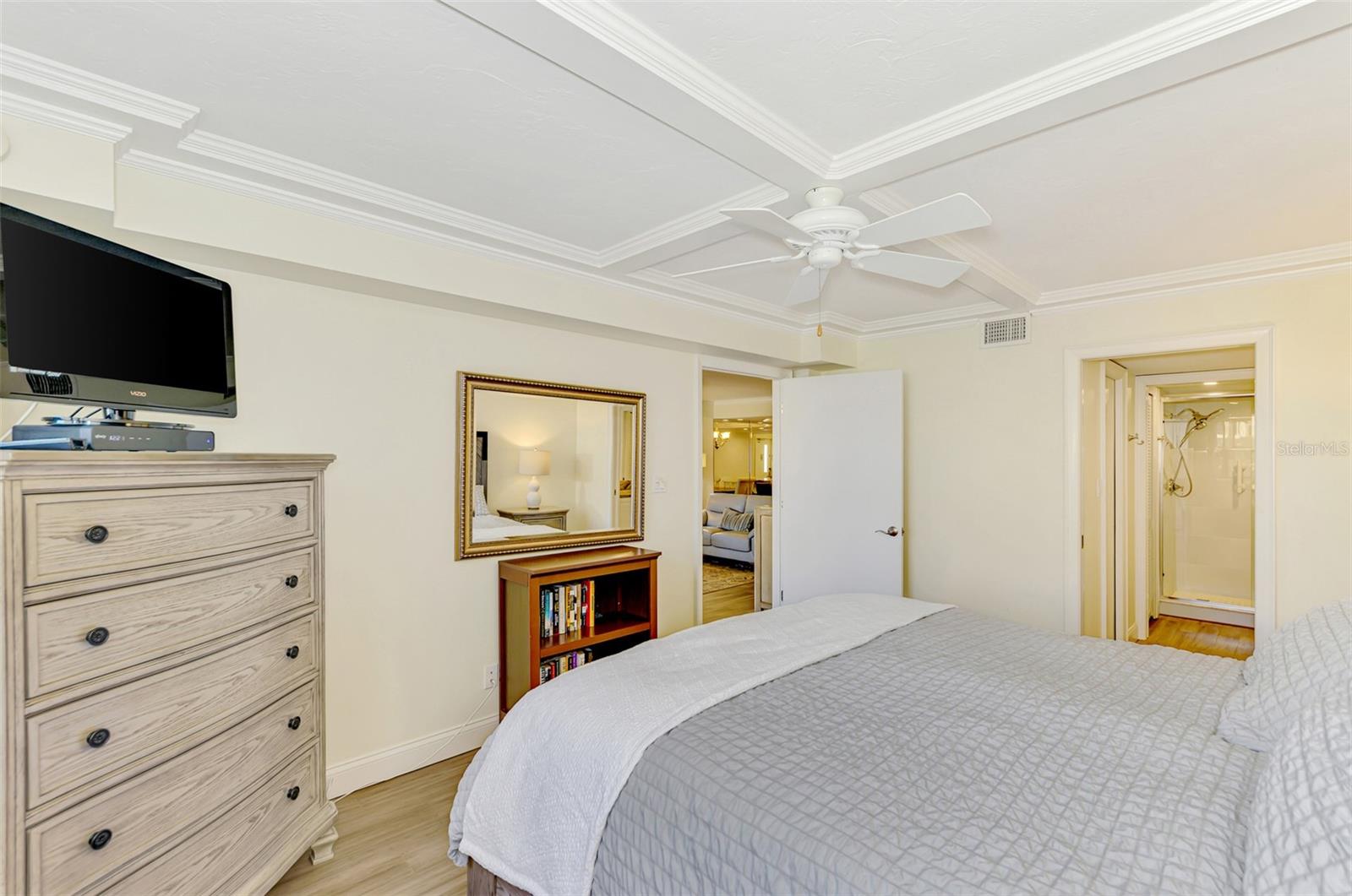 Image 40 of 74 For 5790 Midnight Pass Road 209