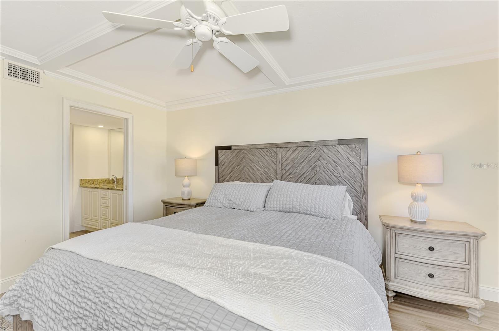 Image 41 of 74 For 5790 Midnight Pass Road 209