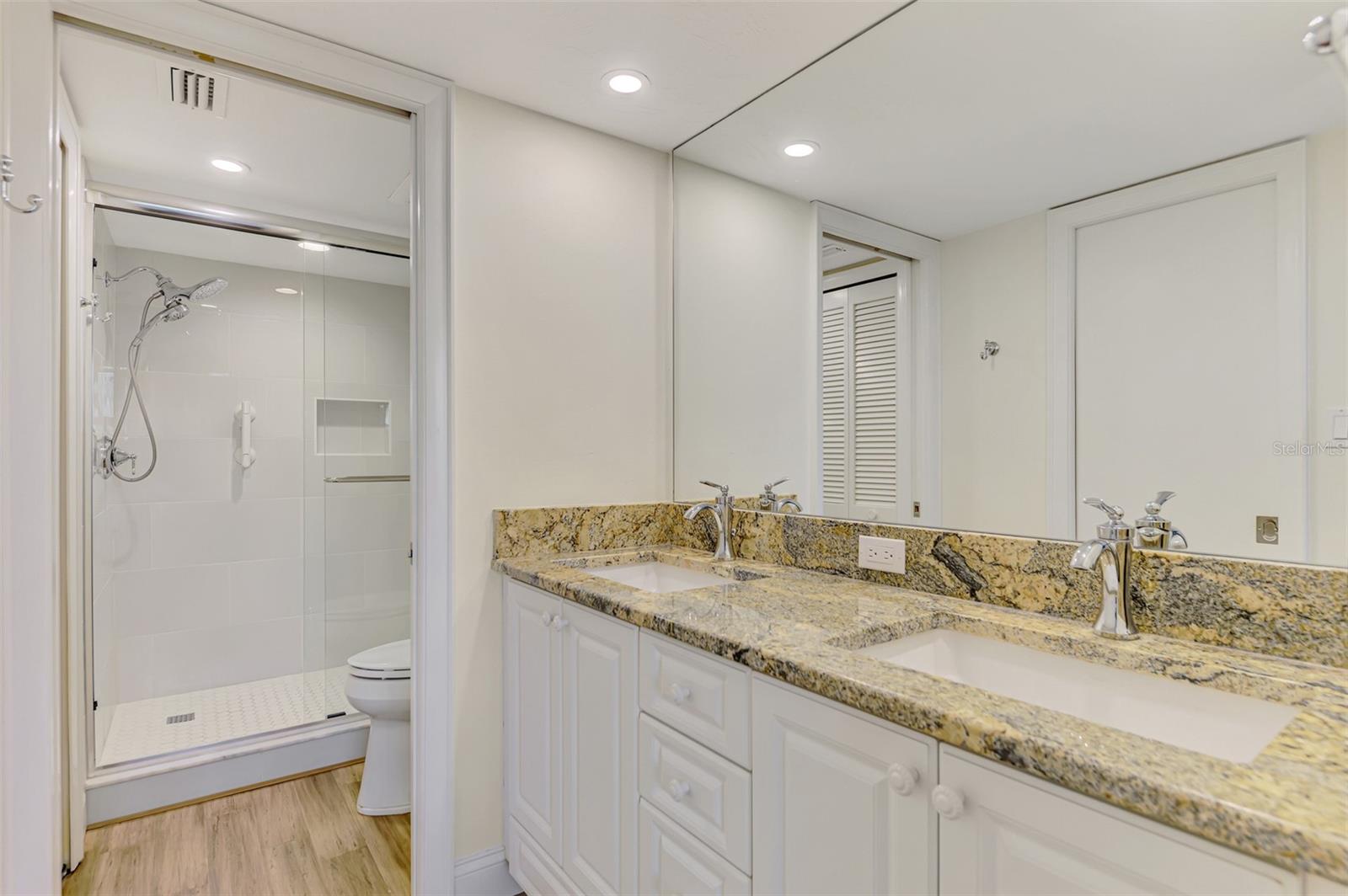 Image 42 of 74 For 5790 Midnight Pass Road 209