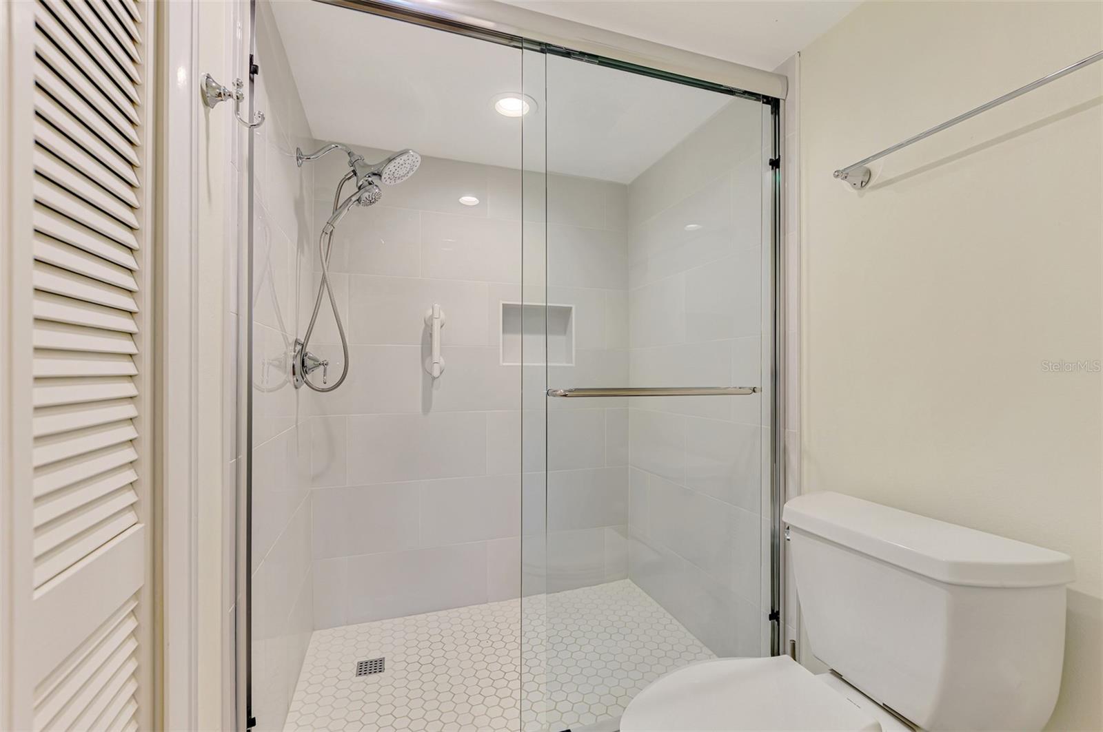 Image 43 of 74 For 5790 Midnight Pass Road 209