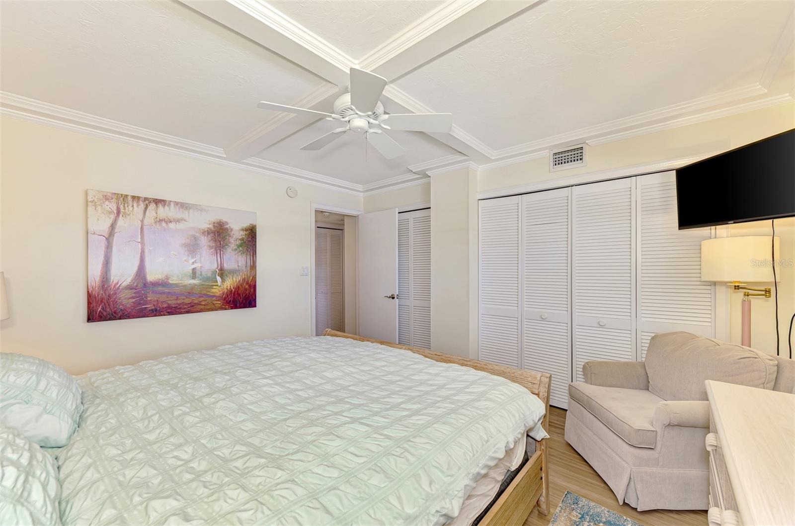 Image 46 of 74 For 5790 Midnight Pass Road 209