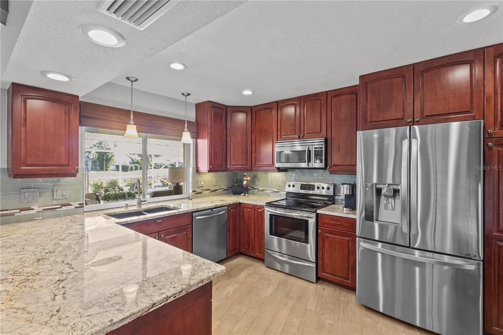 Image 8 of 64 For 557 Warwick Court