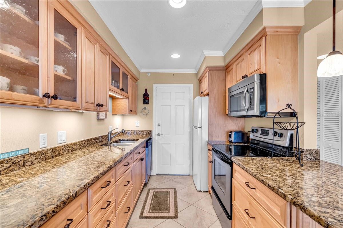 Image 9 of 37 For 200 The Esplanade N B3