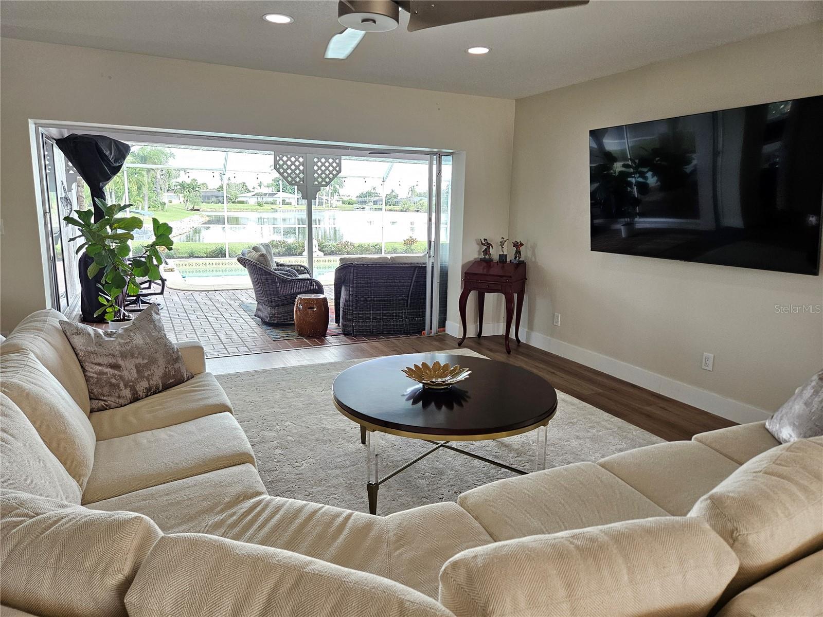 Image 7 of 52 For 917 Gondola Drive