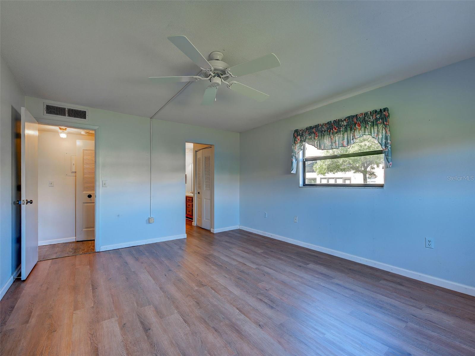 Image 23 of 59 For 365 Three Lakes Lane K